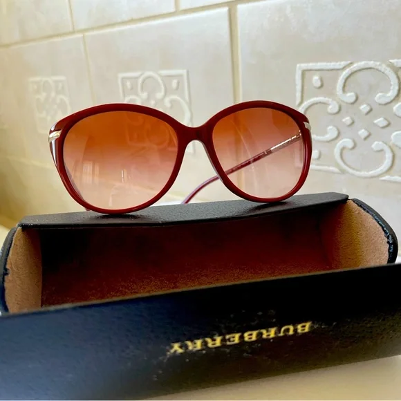 Burberry Authentic Sunglasses, in a great condition BURBERRY UNISEX SUNGLASSES MADE IN ITALY 4298 SHADES GLASSES  main image 3